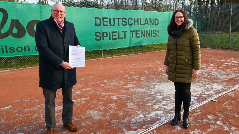 Jörg Beensen. 1. Vorsitzender des Tennisclubs Haus Rott, und die MdL Katharina Gebauer