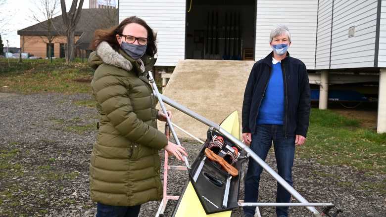 Katharina Gebauer und Erik Ring mit Ruderboot