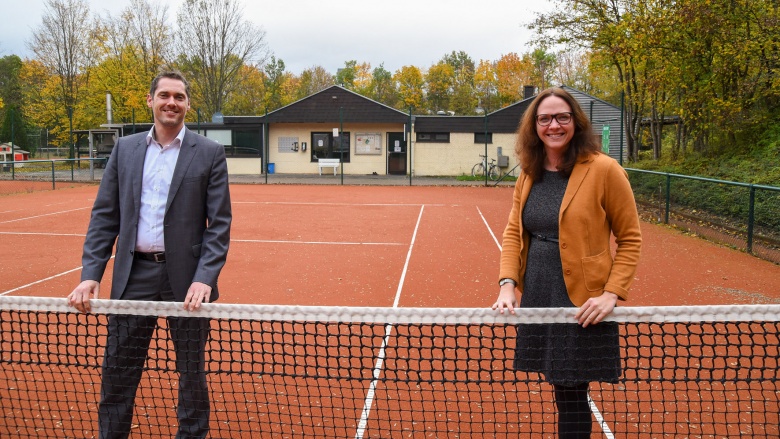 Jan Kaiser, 1. Vorsitzender des Tennisvereins Tie Break Troisdorf e. V., und die Landtagsabgeordnete Katharina Gebauer freuen sich über den Landeszuschuss für die Club-Anlage.