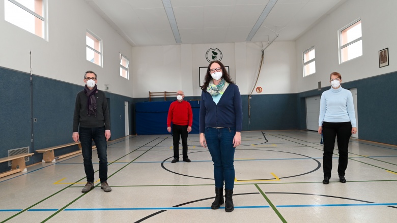 Katharina Gebauer mit Vorstandsmitgliedern des TV Bergheim in der Turnhalle