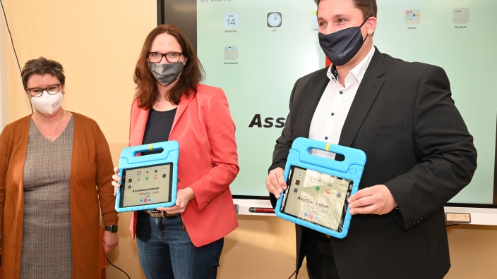 Katharina Gebauer mit Bürgermeister Biber und Rektorin Petra Herrmann