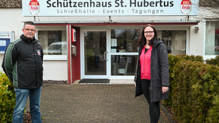 Axel Odenthal und Katharina Gebauer vor dem Oberlarer Schützenhaus