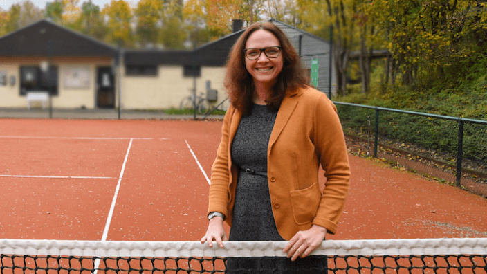 MdL Katharina Gebauer auf einem Tennisplatz