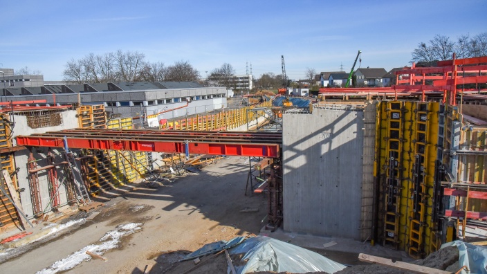 L332n: Die Arbeiten am Bauabschnitt 2 laufen auf Hochtouren - hier das Brückenbauwerk Herderweg